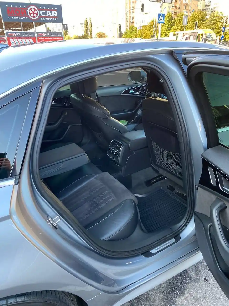 простора задня частина салону Audi A6 для поїздки Київ Львів