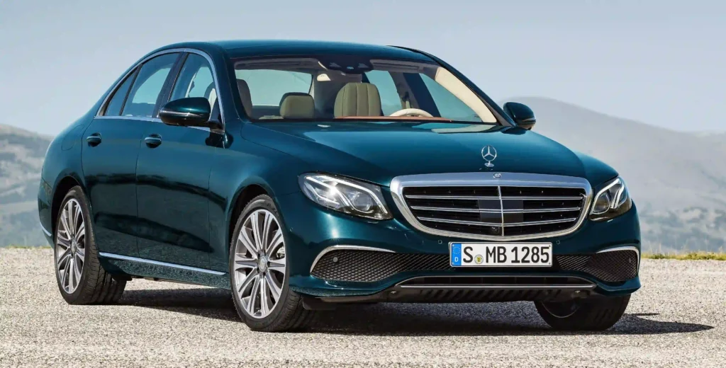 Mercedes-Benz E-Class W213 чорний седан у автопарку MyTaxiTransfer24