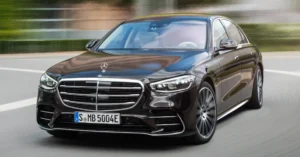 Чорний Mercedes-Benz S-Class W223 на дорозі, вигляд спереду збоку