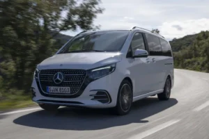 Білий Mercedes-Benz V-Class на дорозі, вигляд спереду збоку