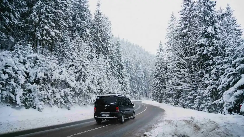 Зимовий трансфер на позашляховику по засніжені дорозі