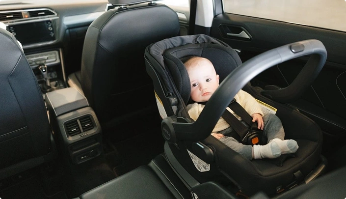Немовля в автокріслі на передньому сидінні - трансфер з дітьми mytaxitransfer24