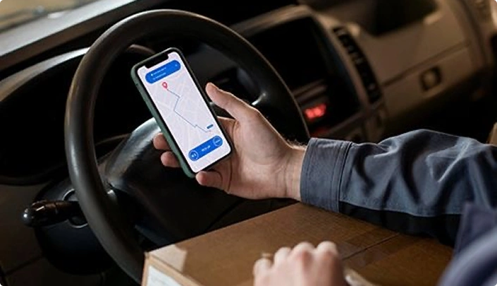 Кур'єр перевіряє маршрут на телефоні з посилкою - доставка документів mytaxitransfer24