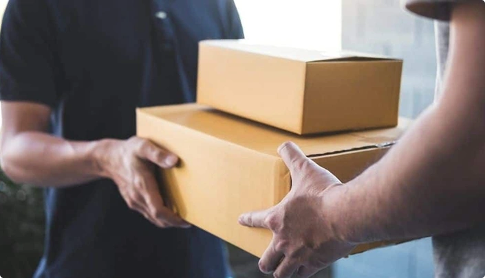 Кур'єр передає посилки отримувачу - доставка документів mytaxitransfer24