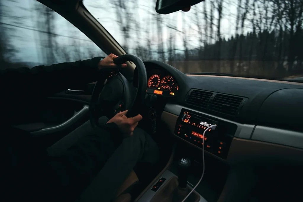 Водій за кермом у салоні авто