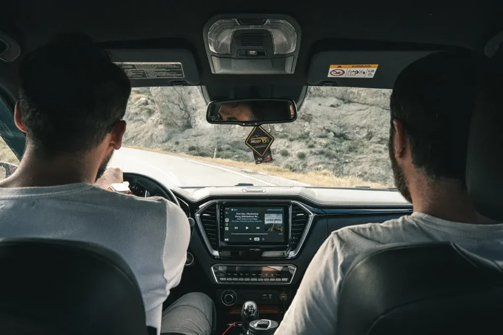 Чоловіки в салоні авто під час поїздки