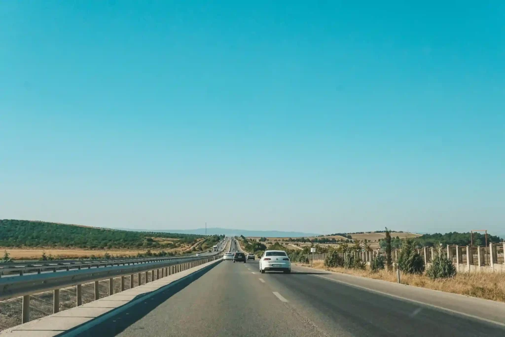 траса з авто під час індивідуального трансферу по Європі ясним днем