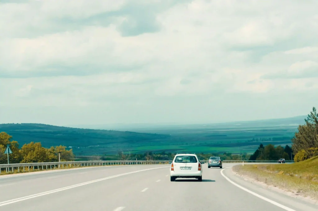 авто на європейській трасі з полями та пагорбами під час трансферу до Кракова