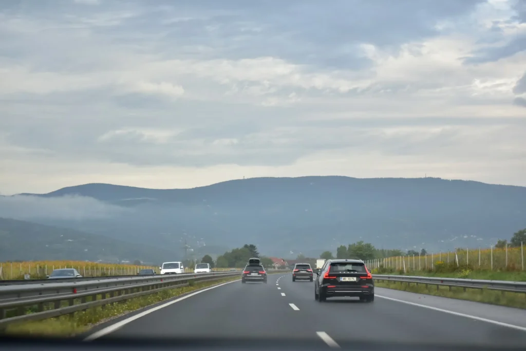 авто на європейській трасі під час трансферу Київ Краків з горами на фоні