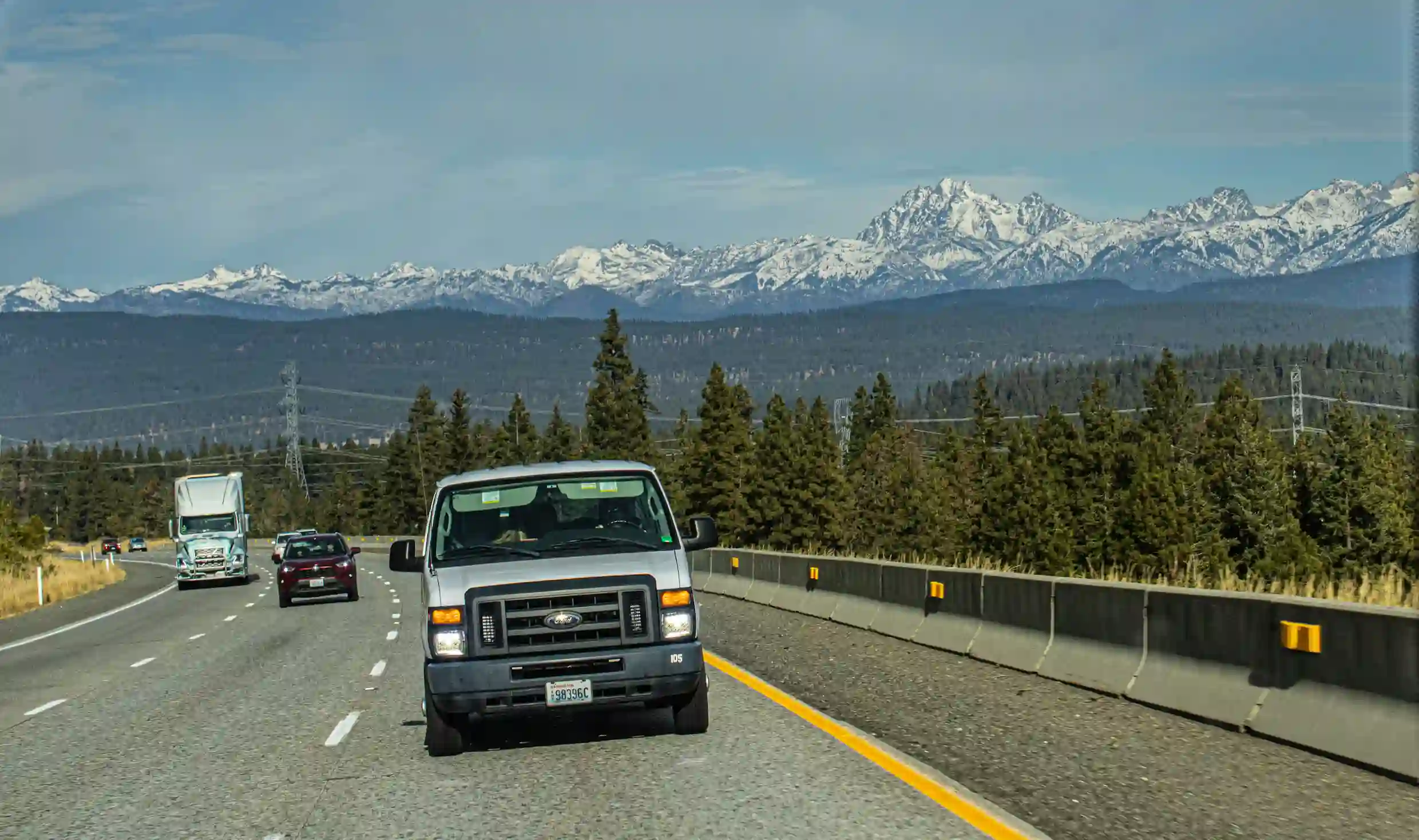 мінівен і авто на трасі під час трансферу Київ Краків з горами на фоні