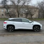 Бокова демонстрація білого BYD Sealion