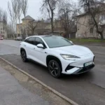 BYD Sealion на міській дорозі під час трансферу до Дніпра