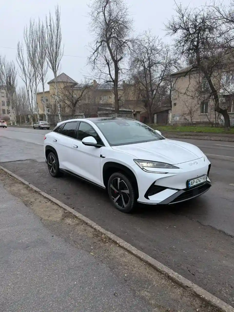 BYD Sealion на міській дорозі під час трансферу до Дніпра