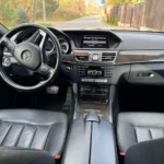 Місце водія у салоні автомобіля Mercedes Benz
