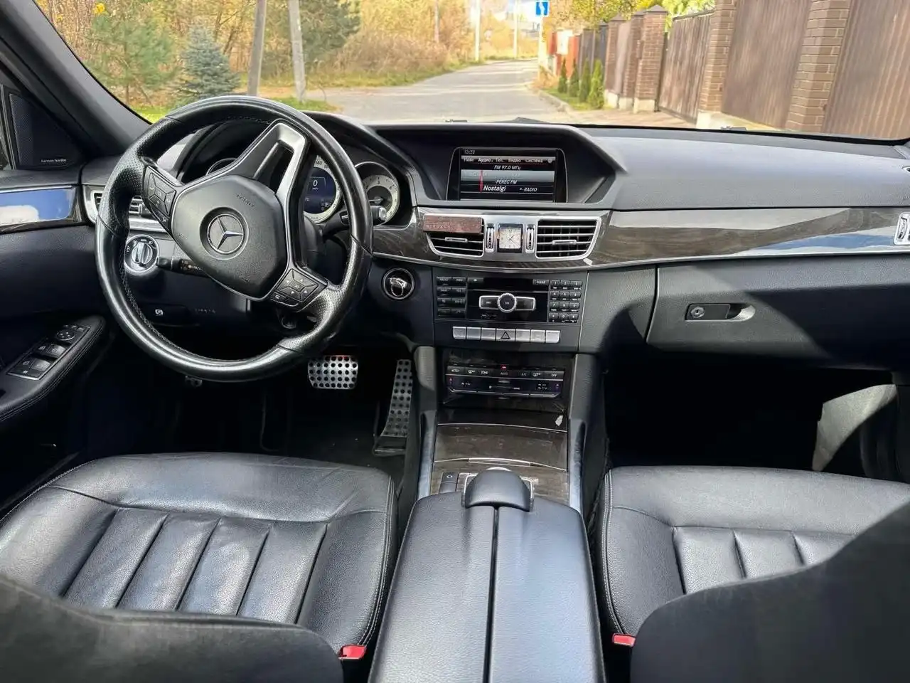 Місце водія у салоні автомобіля Mercedes Benz