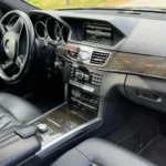 Водійська зона автомобіля всередині салону