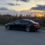 Седан Mercedes Benz E Class на вечірній дорозі - трансфер Дніпро Павлоград
