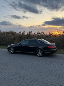 Седан Mercedes Benz E Class на вечірній дорозі - трансфер Дніпро Павлоград