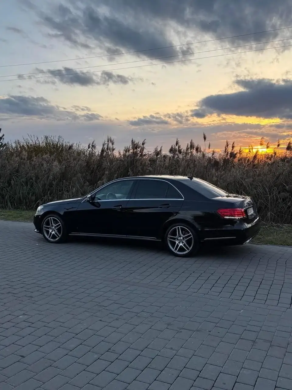 Седан Mercedes Benz E Class на вечірній дорозі - трансфер Дніпро Павлоград