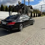 Задній вигляд седана Mercedes Benz