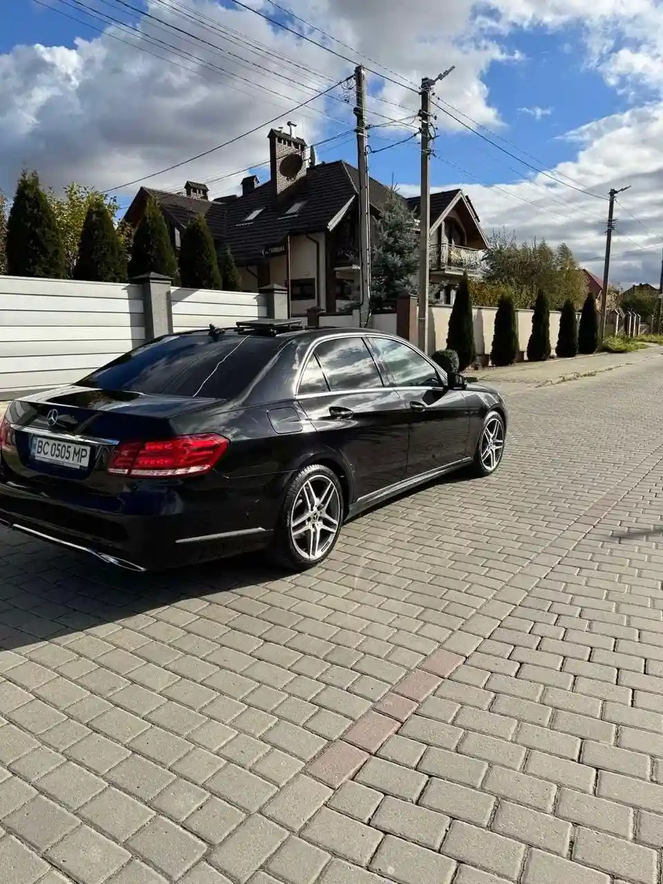 Задній вигляд седана Mercedes Benz