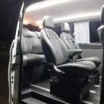 Пасажирські сидіння всередині автобуса