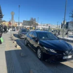 Toyota Camry рухається містом