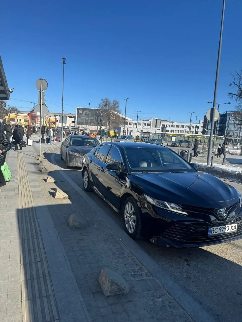 Toyota Camry рухається містом