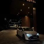 Toyota Corolla під час нічного руху