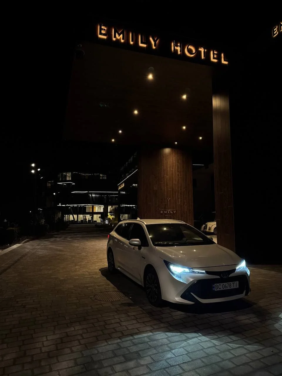 Toyota Corolla під час нічного руху
