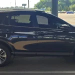 Боковий вигляд Toyota RAV4 на парковці
