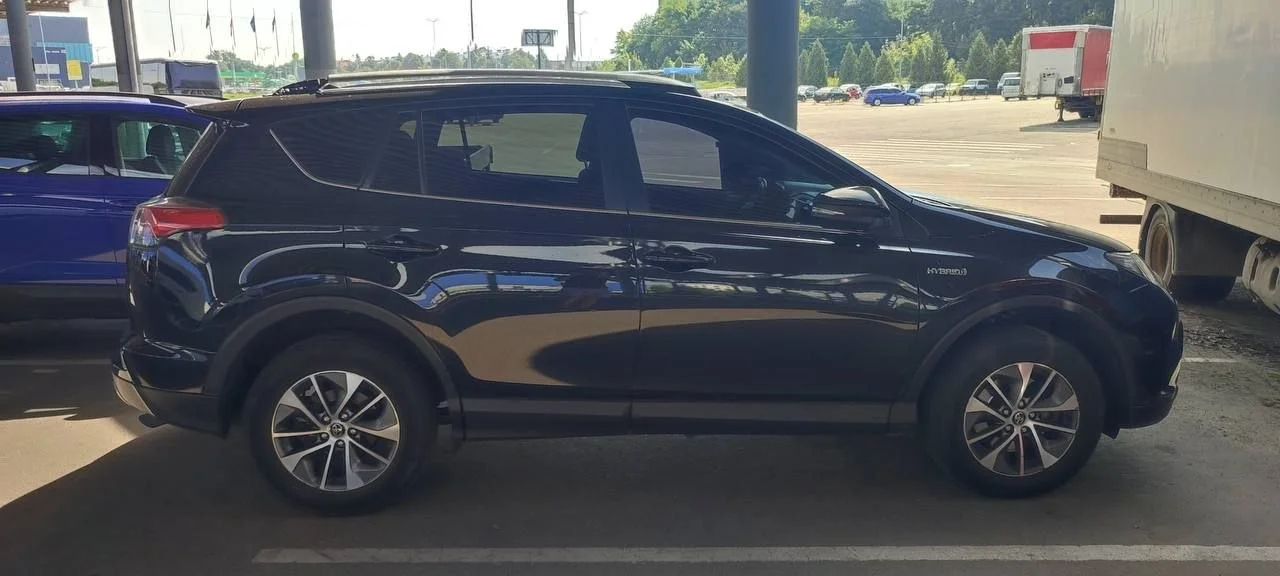Боковий вигляд Toyota RAV4 на парковці