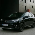 Toyota RAV4 на фоні індустріального пейзажу - трансфер Львів Чернівці