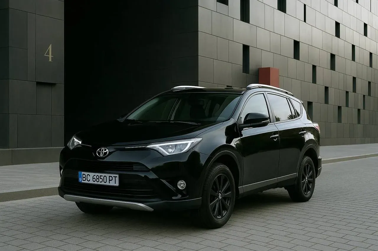 Toyota RAV4 на фоні індустріального пейзажу - трансфер Львів Чернівці