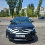 Демонстрація передньої частини Toyota Venza