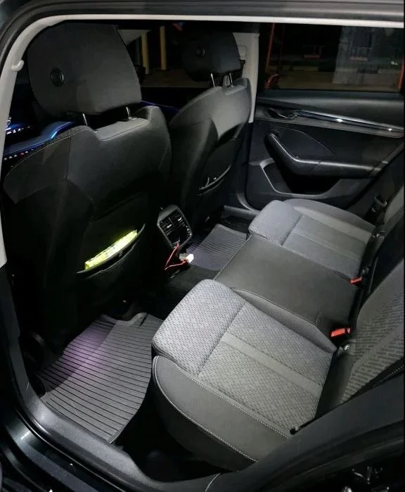 Трансфер Львів Чернівці: пасажирський салон всередині автомобіля Skoda Octavia