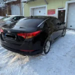 чорний Kia K5 вид ззаду таксі Київ Житомир взимку