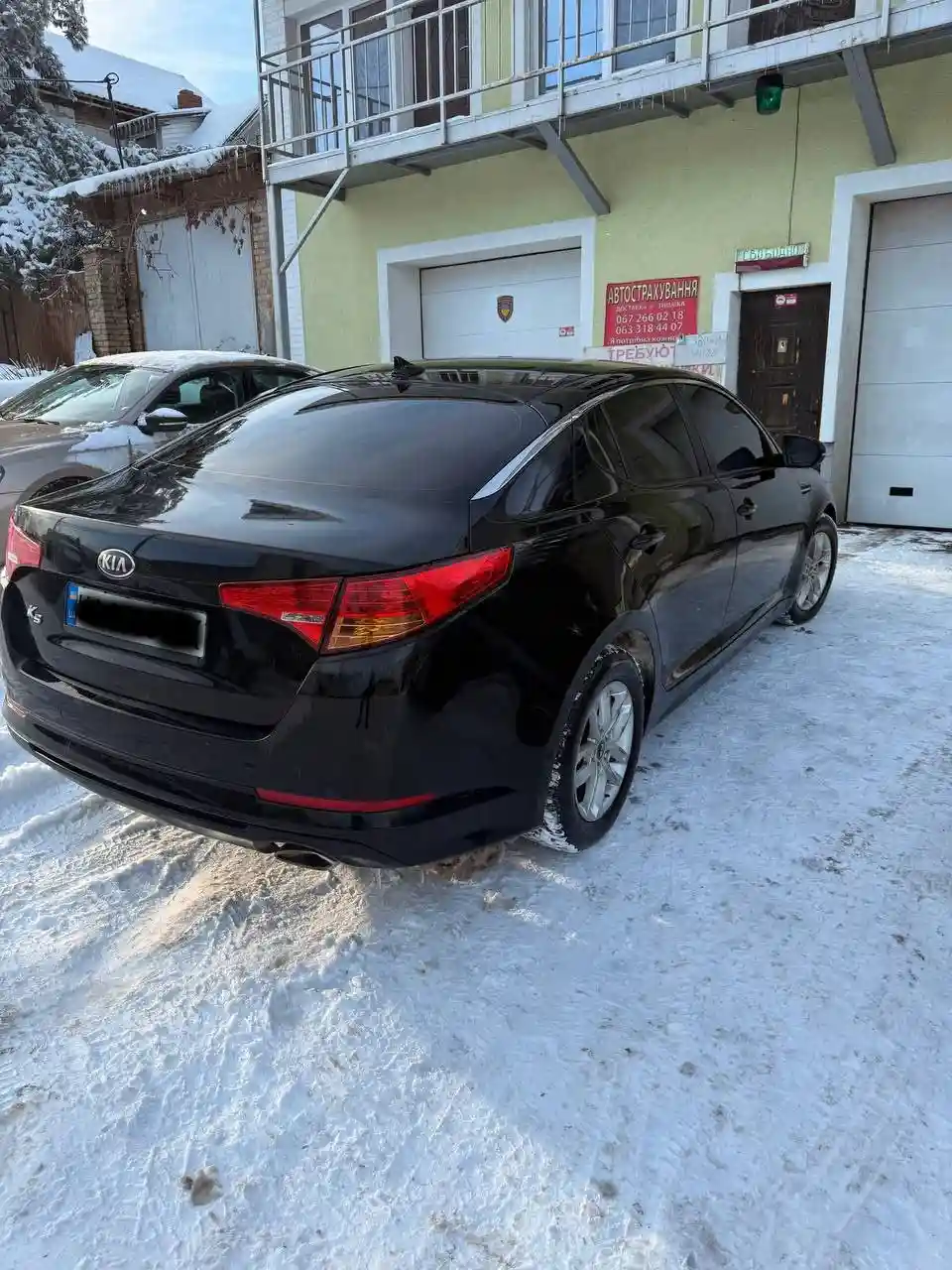 чорний Kia K5 вид ззаду таксі Київ Житомир взимку