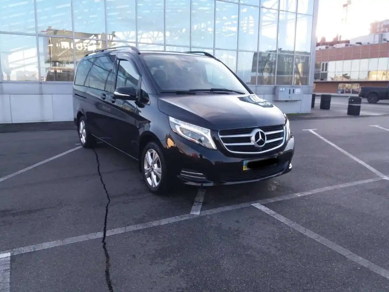 чорний Mercedes V-class мікроавтобус для трансферу Київ Кишинів
