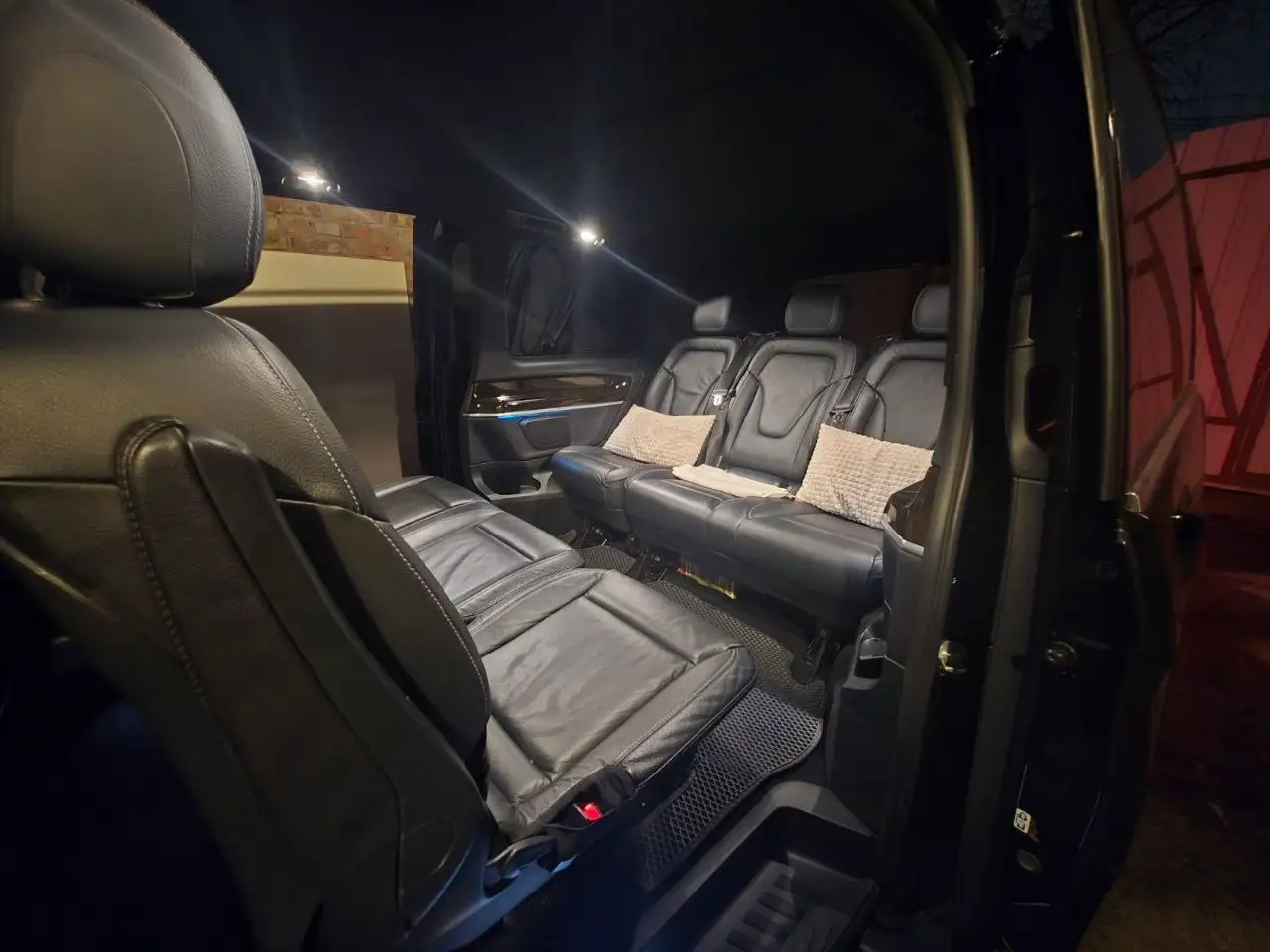 просторий салон Mercedes Vito вночі таксі Київ Житомир