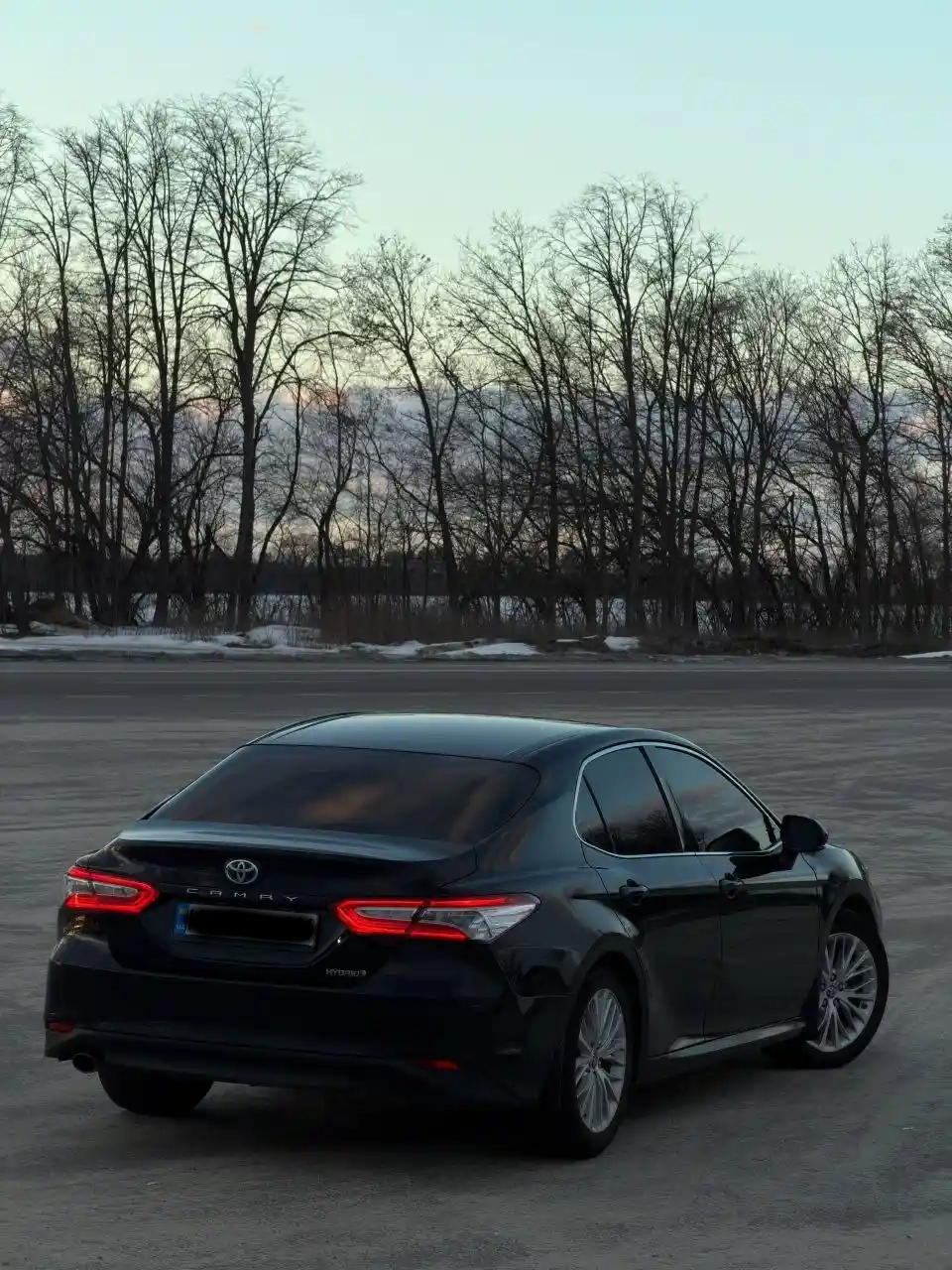 Toyota Camry Hybrid вид ззаду трансфер Київ Варшава