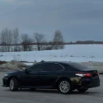 Toyota Camry вид збоку на тлі зимового пейзажу трансфер Київ Варшава