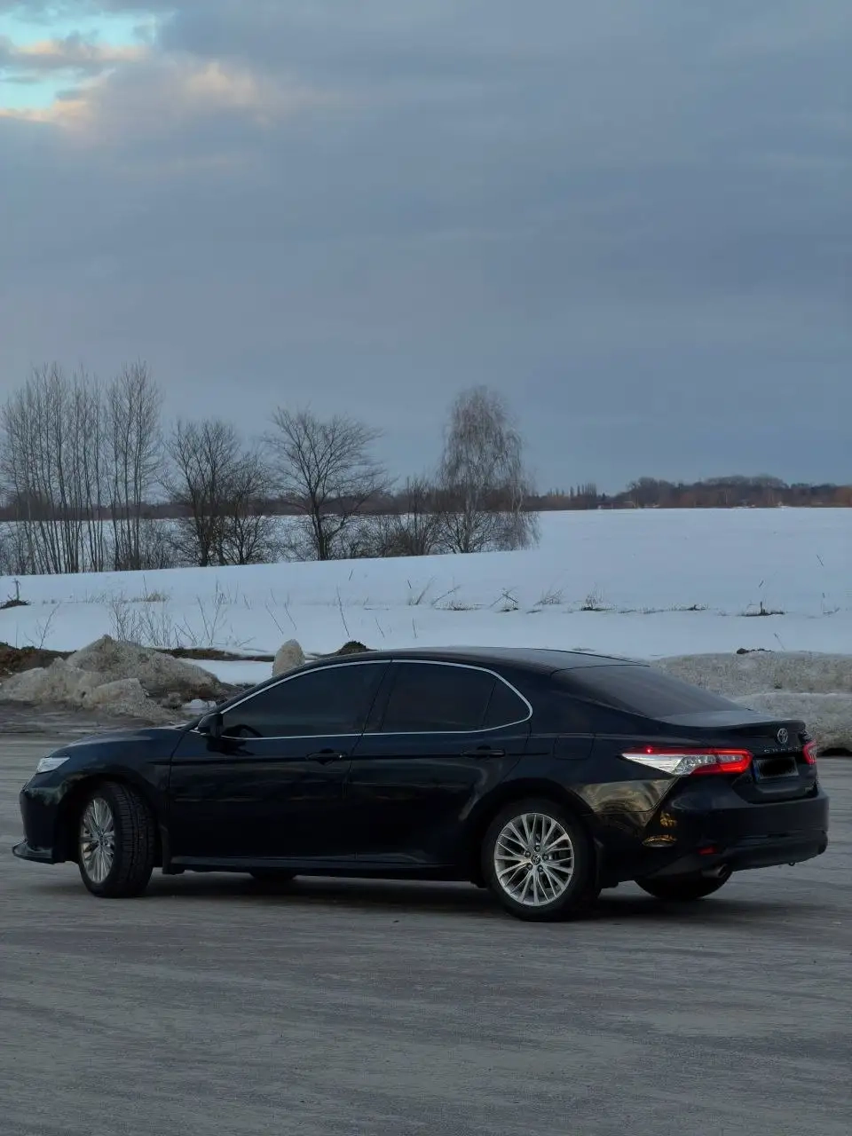 Toyota Camry вид збоку на тлі зимового пейзажу трансфер Київ Варшава