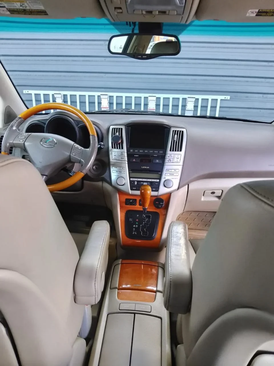 Таксі з Києва до Одеси: місце водія у салоні автомобіля Lexus