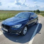 Седан BMW на заміській трасі