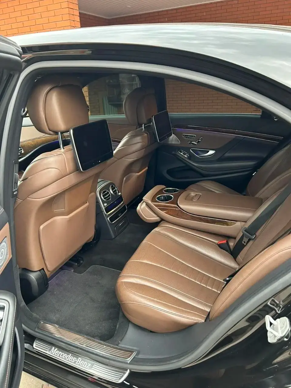 Mercedes Benz S-Class з коричневим шкіряним салоном