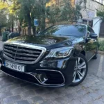 Mercedes Benz S-Class на міській вулиці