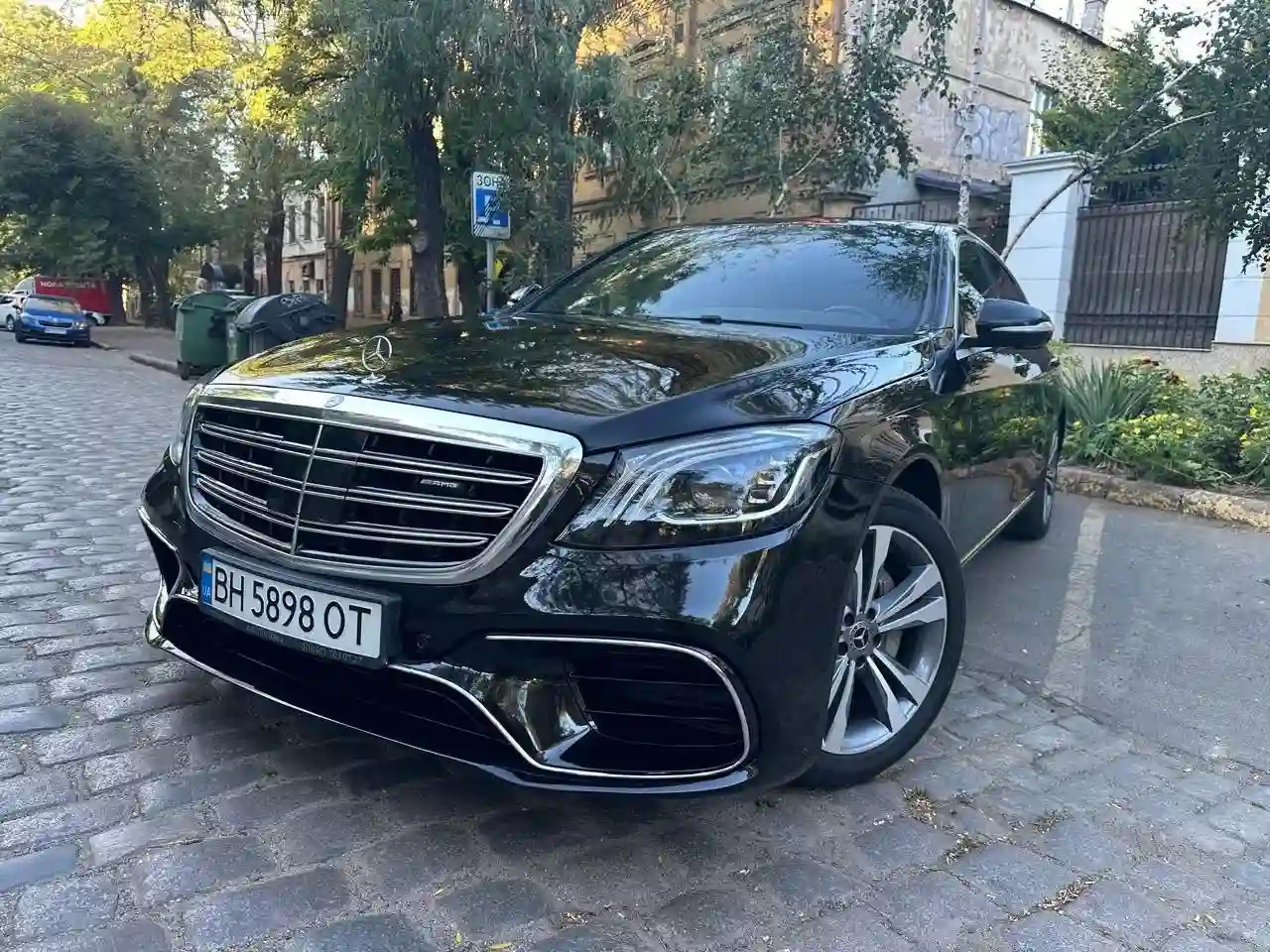 Mercedes Benz S-Class на міській вулиці