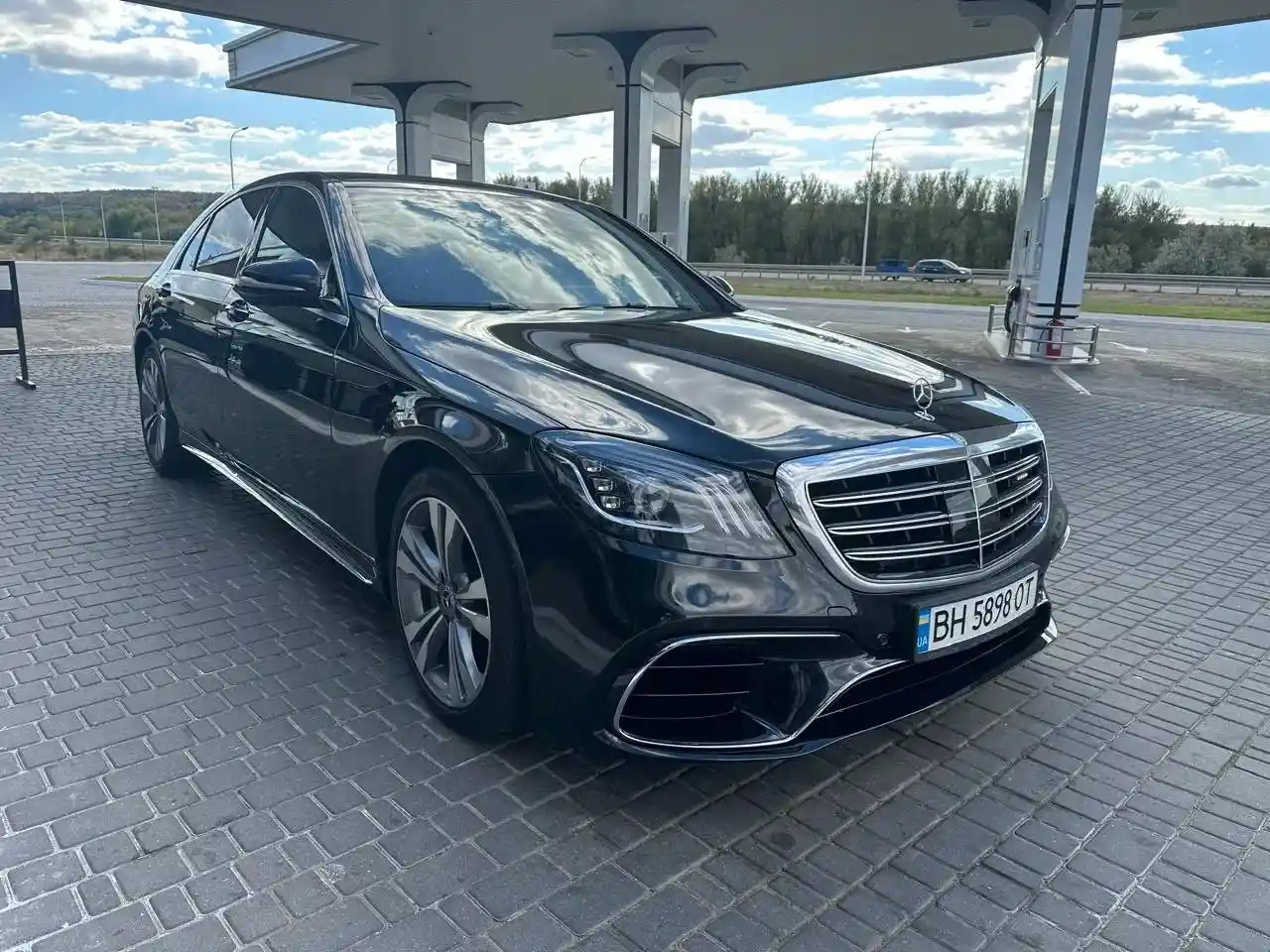 Mercedes Benz S-Class біля автозаправки для трансферу Одеса Кишинів
