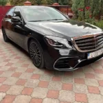 Mercedes Benz S-класу припаркований біля будинку - трансфер Львів Київ